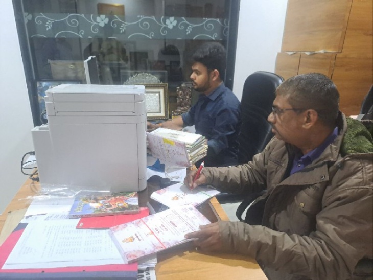 भाजपा प्रदेशाध्यक्ष मदन राठौड़ के घर पर कार्ड लिखने का काम करते हुए उनके निजी सचिव।