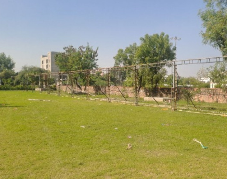 पाली के गर्ल्स कॉलेज गार्डन में टेंट लगाते हुए श्रमिक।