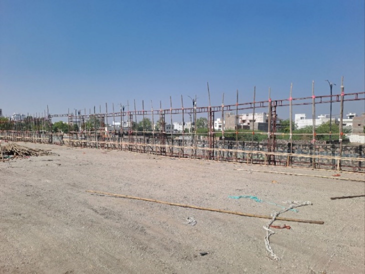 पाली के गर्ल्स कॉलेज ग्राउंड में शादी को लेकर तैयार किया जा रहा टेंट।