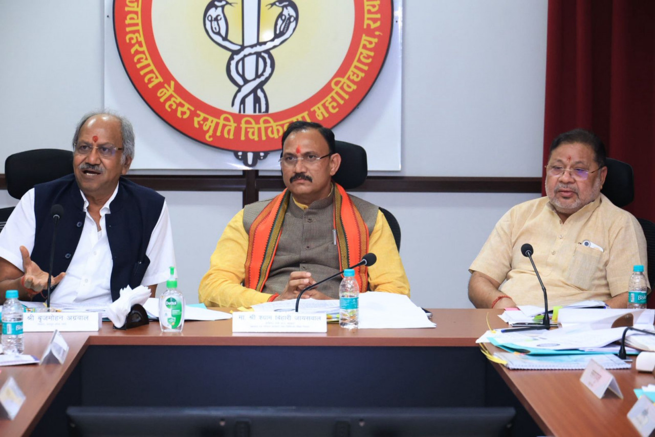 बैठक के दौरान स्वास्थ्य मंत्री श्याम बिहारी जायसवाल।