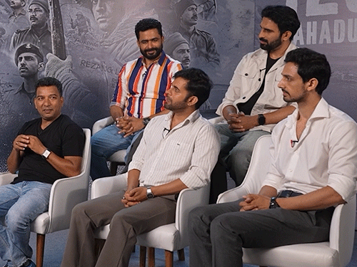 ‘120 বাহাদুর’ পুরো ভারতের গল্প: স্টারকাস্ট বলেছেন- গল্পটি শুনে আমরা হতাশ হয়েছি, আমাদের জন্য সাহসিকতার অর্থ বদলে গেছে ‘120 বাহাদুর’ পুরো ভারতের গল্প: স্টারকাস্ট বলেছেন- গল্পটি শুনে আমরা হতাশ হয়েছি, আমাদের জন্য সাহসিকতার অর্থ বদলে গেছে