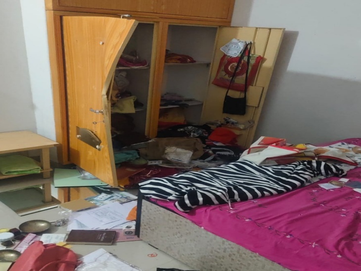 चोरी के बाद बिखरा पड़ा घर का सामान।