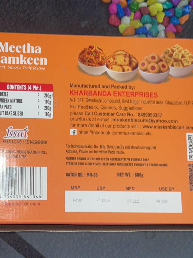 शिकायतकर्ता का आरोप है कि पैकिंग पर नई डेट के स्टिकर लगाकर सामान को बेचा जा रहा है।