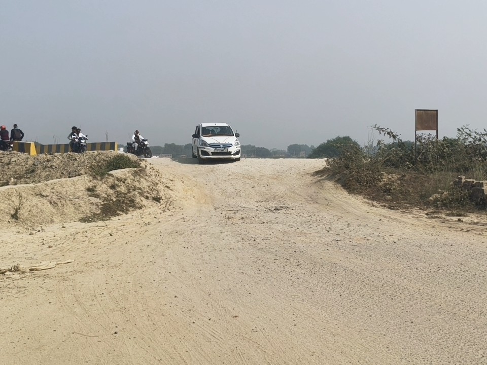 आवधपुरी में अधूरी सड़क बनी आफ़त: धूल, अंधेरा और हादसों के बीच फंसे रहवासी