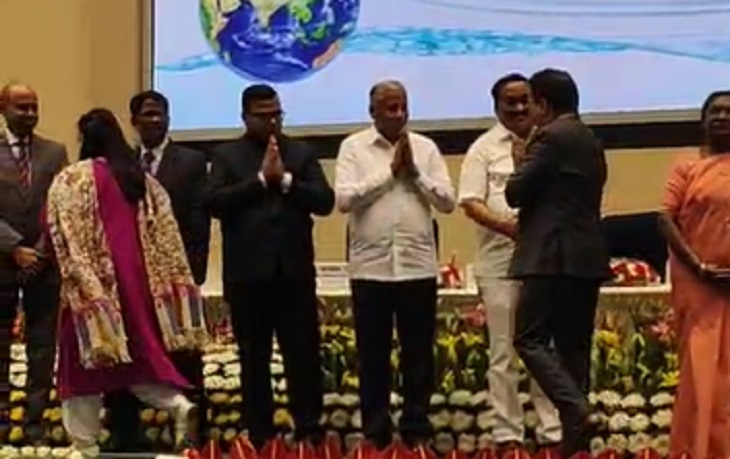 पुरस्कार लेने के बाद मंच पर मौजूद अन्य केंद्रीय मंत्रियों और अधिकारियों से मिलती कैबिनेट मंत्री श्रुति चौधरी।