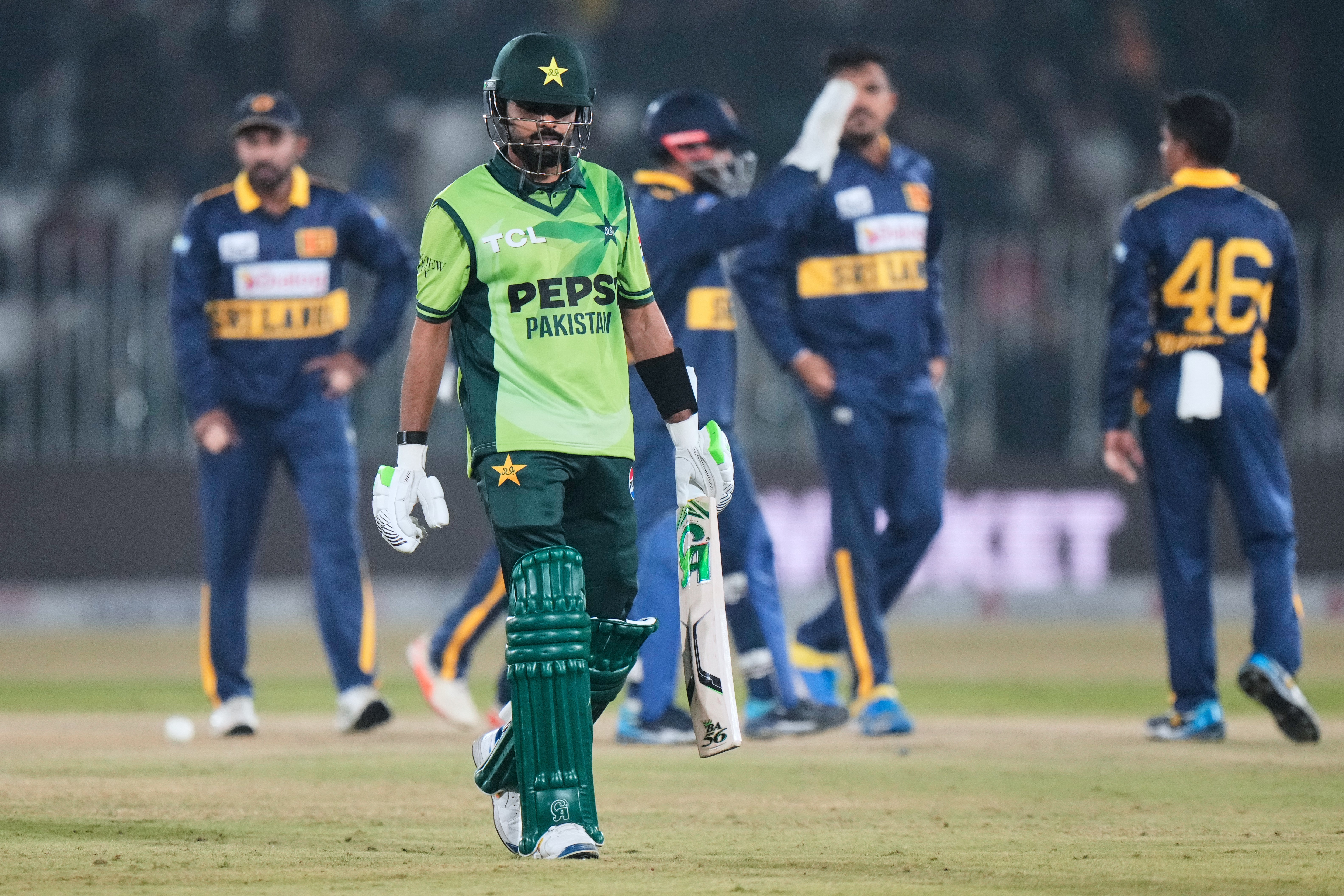 श्रीलंका के खिलाफ तीसरे वनडे में आउट होकर पवेलियन लौटते बाबर आजम।