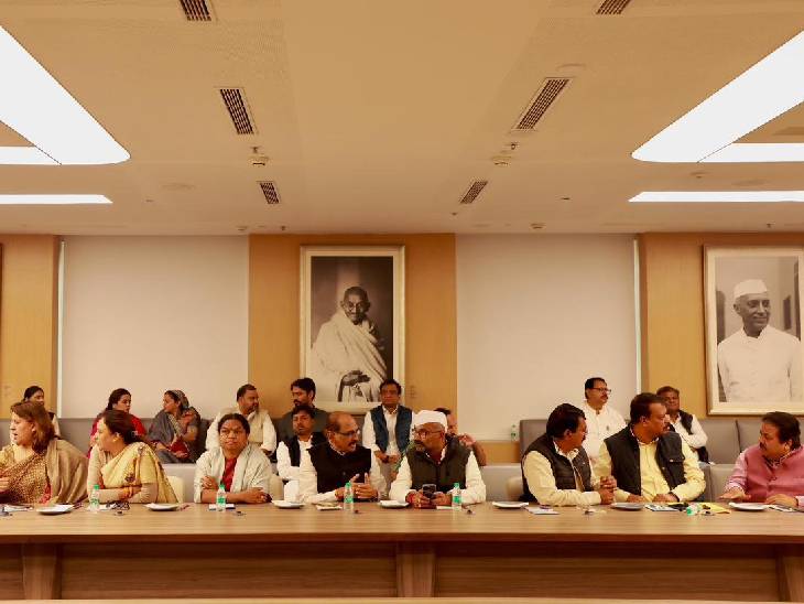 कांग्रेस की बैठक में उन 12 राज्यों के प्रदेश अध्यक्ष और प्रभारी भी शामिल हुए जहां SIR हो रहा है।