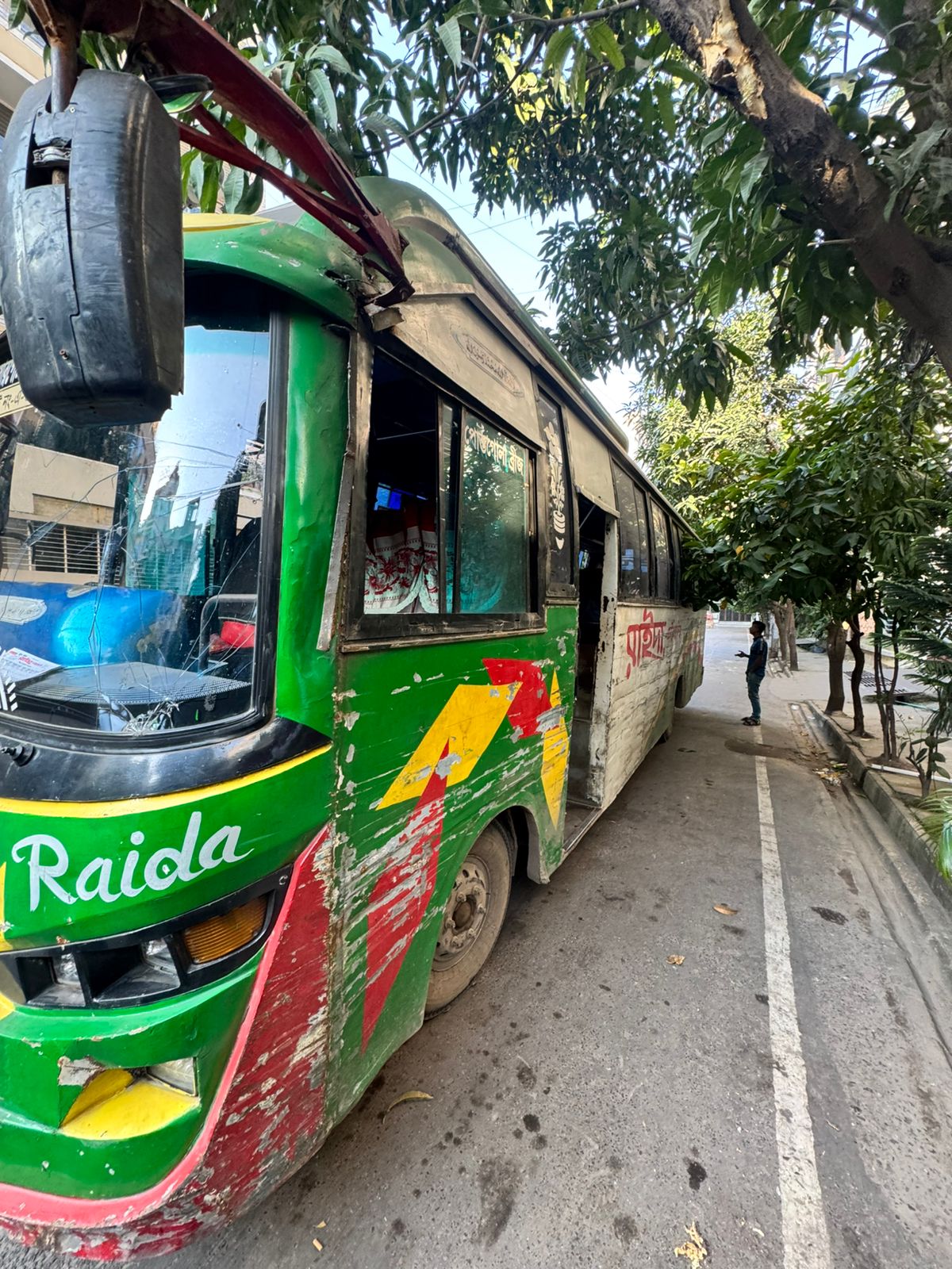 भारतीय आर्चरी टीम ने ढाका में हिंसा के बीच इस बस में बिना सुरक्षा के भेज दिया गया।