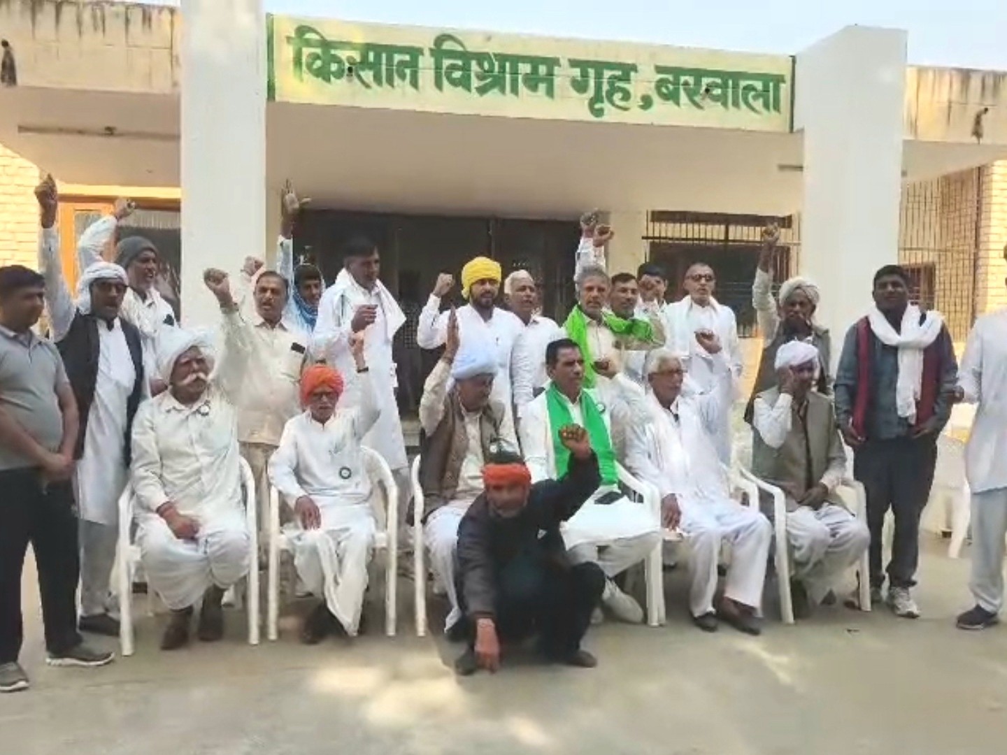 किसानों का हल्ला-बोल।