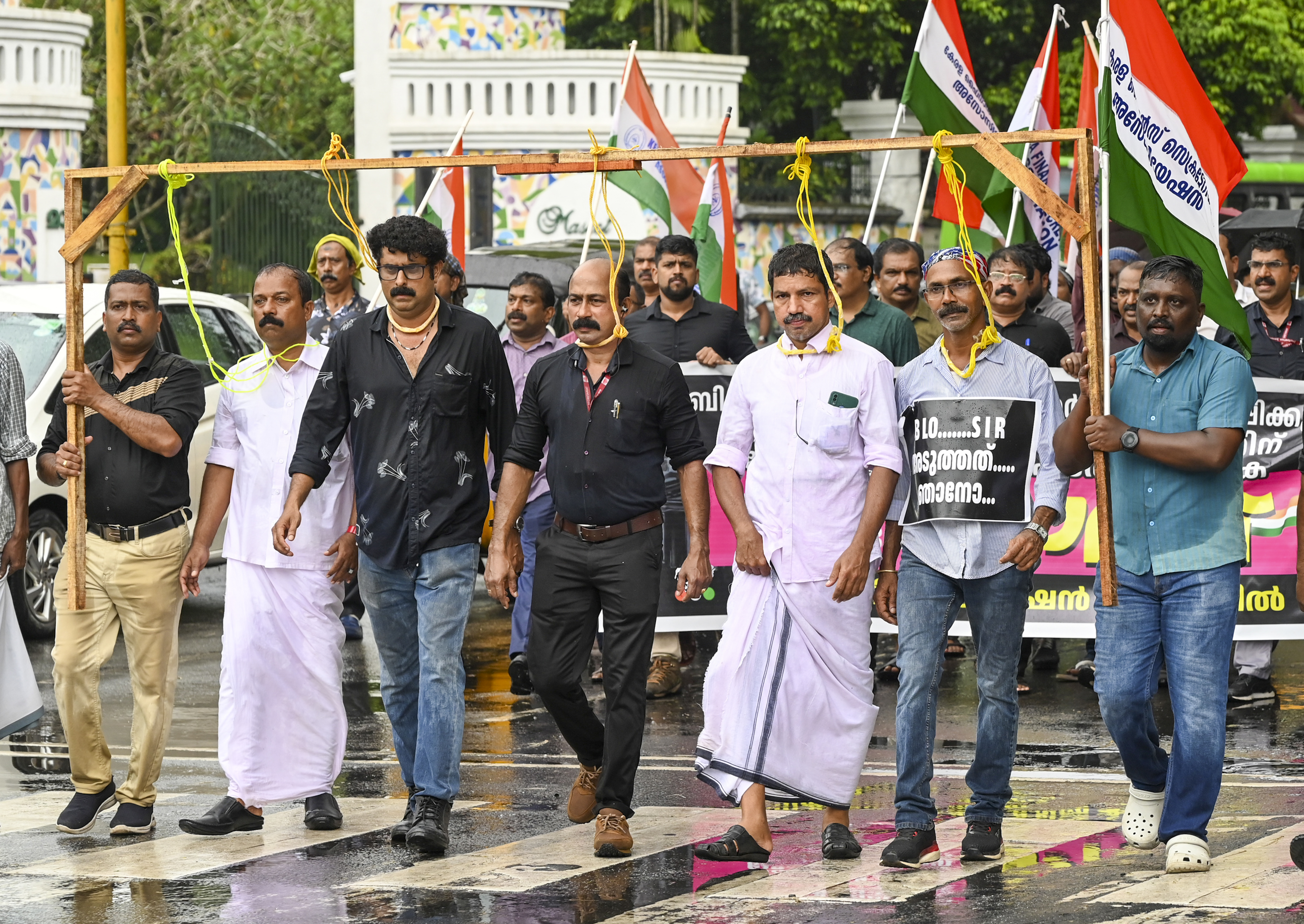 केरल- BLO ने SIR प्रक्रिया के खिलाफ विरोध करते हुए सांकेतिक फांसी का प्रदर्शन किया।