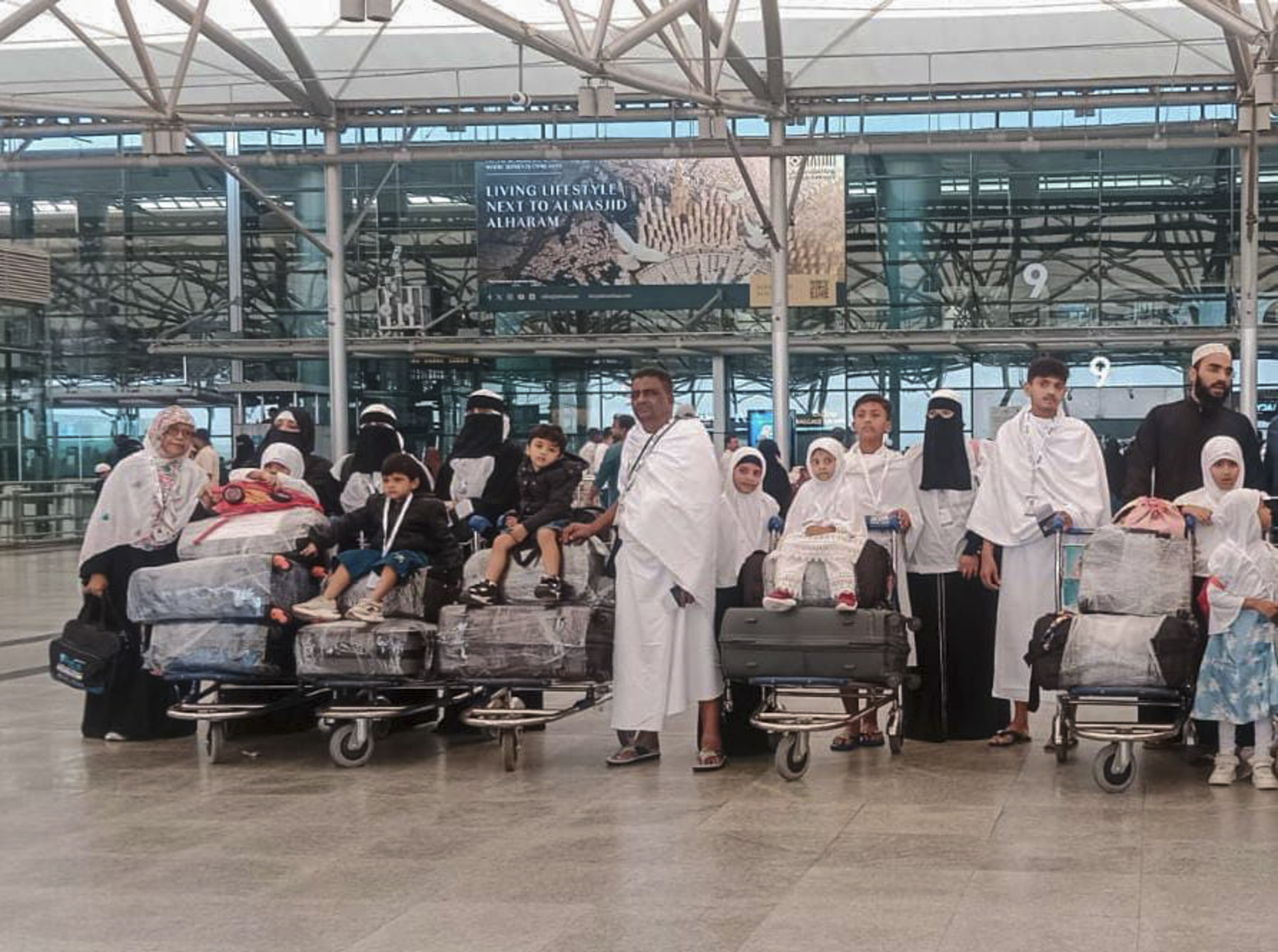 हादसे में एक ही परिवार के 18 लोग खत्म हो गए। फोटो हैदराबाद से रवानगी के वक्त की।