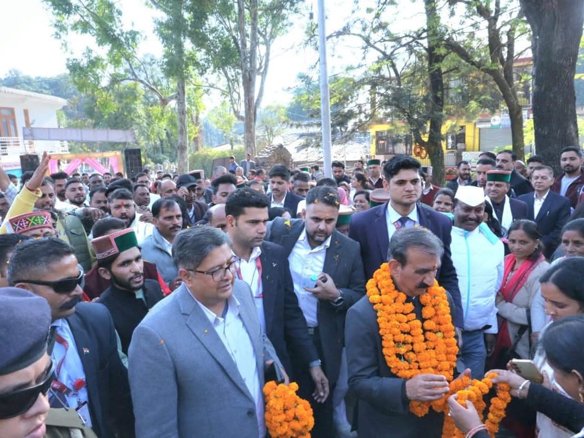 दिल्ली से लौटने के बाद सीएम का स्वागत करते हुए अधिकारी व कार्यकर्ता।