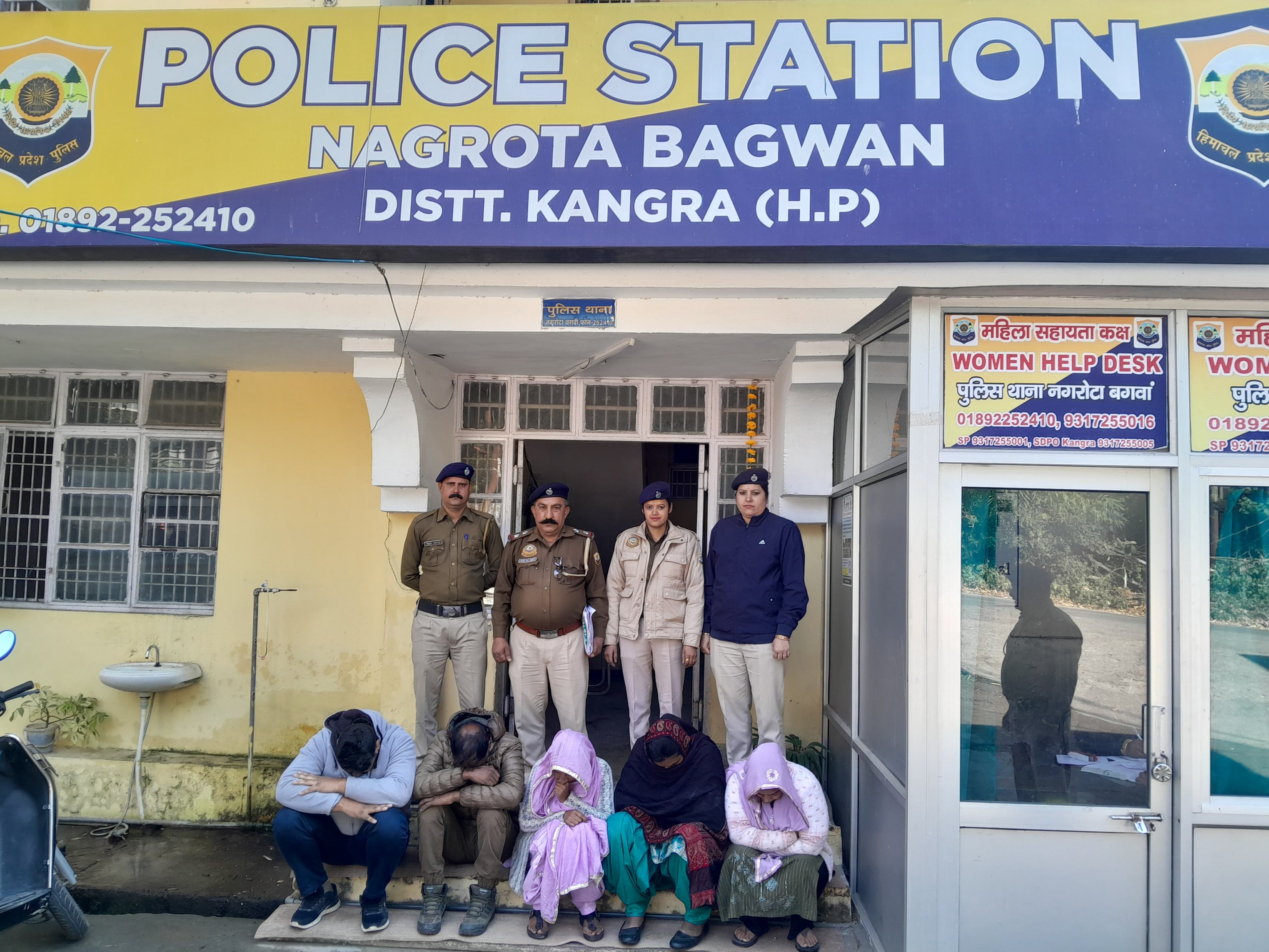 पुलिस के हत्थे चढ़े गिरोह के पांचों सदस्य।