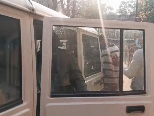 डकैती के आरोपियों को पुलिस जिला जिला मेडिकल कॉलेज अस्पताल मुलाइजा कराने के लेकर पहुंची थी।