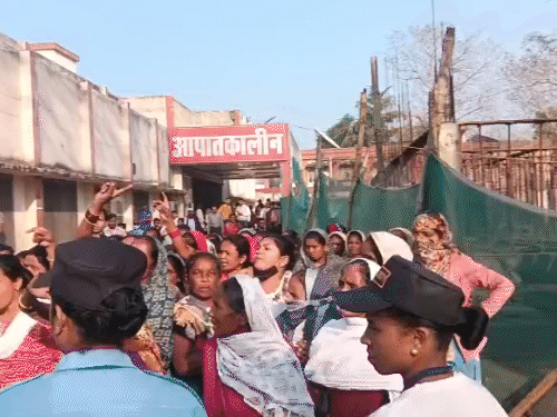 अस्पताल परिसर में आरोपियों के परिजनों ने जमकर नारेबाजी की।