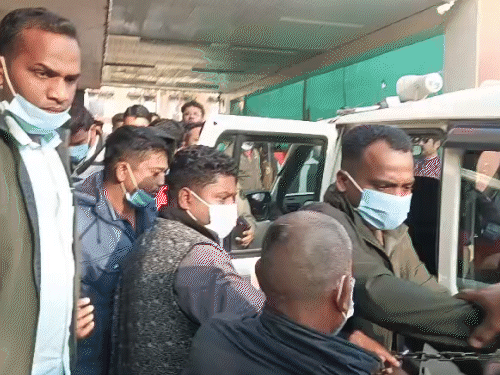 19 आरोपियों को पुलिस वाहन के जरिए कोर्ट लेकर पहुंची।