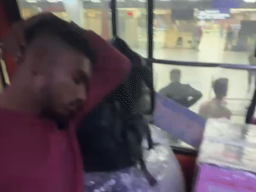 बाहर हिंसा के बीच लोकल बस में सफर करते भारतीय खिलाड़ी।