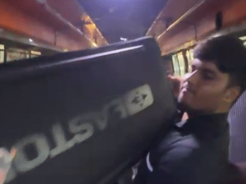 भारतीय खिलाड़ियों को लोकल बस में सफर करना पड़ा।