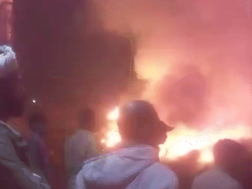 बहादुरगढ़ के छोटूराम नगर में कबाड़ के गोदाम में लगी आग और मौके पर जमा भीड़।