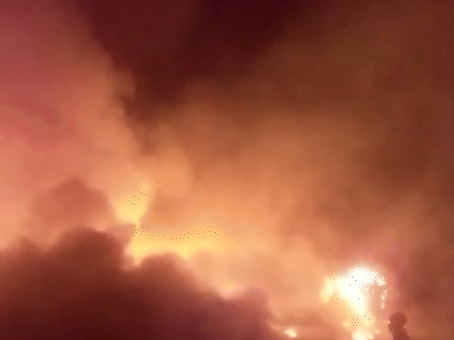 बहादुरगढ़ के छोटूराम नगर में कबाड़ के गोदाम में लगी आग को बुझाने पहुंचे दमकलकर्मी।