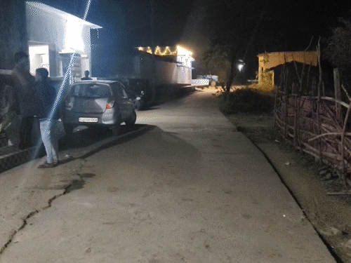 शत्रुघन दास घर पर एक राशन दुकान का संचालन करते हैं।