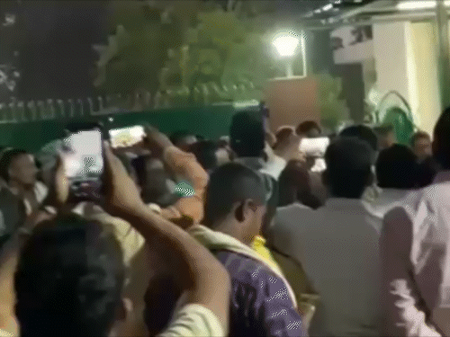 लोकांनी संजय यादव हरियाणा परत जाण्याच्या घोषणा दिल्या.