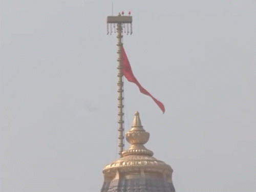राममंदिर के शिखर पर मॉक ड्रिल के दौरान मंगलवार को झंडा फहराया गया। - Dainik Bhaskar