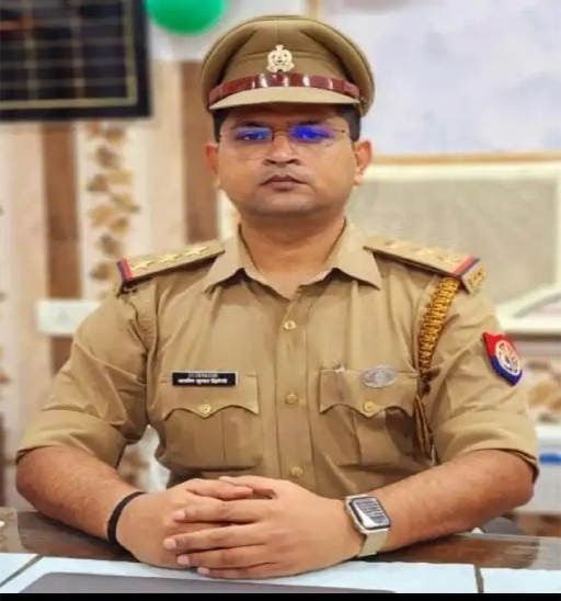 यह तस्वीर बर्खास्त इंस्पेक्टर आशीष द्विवेदी की है।