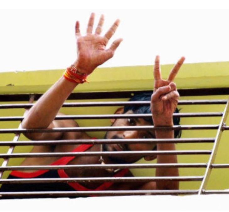 दिशा को बंधक बनाए जाने के बाद वह इशारों से बता रहा था कि उसे बंधकर बनाकर कितने घंटे हो चुके हैं।