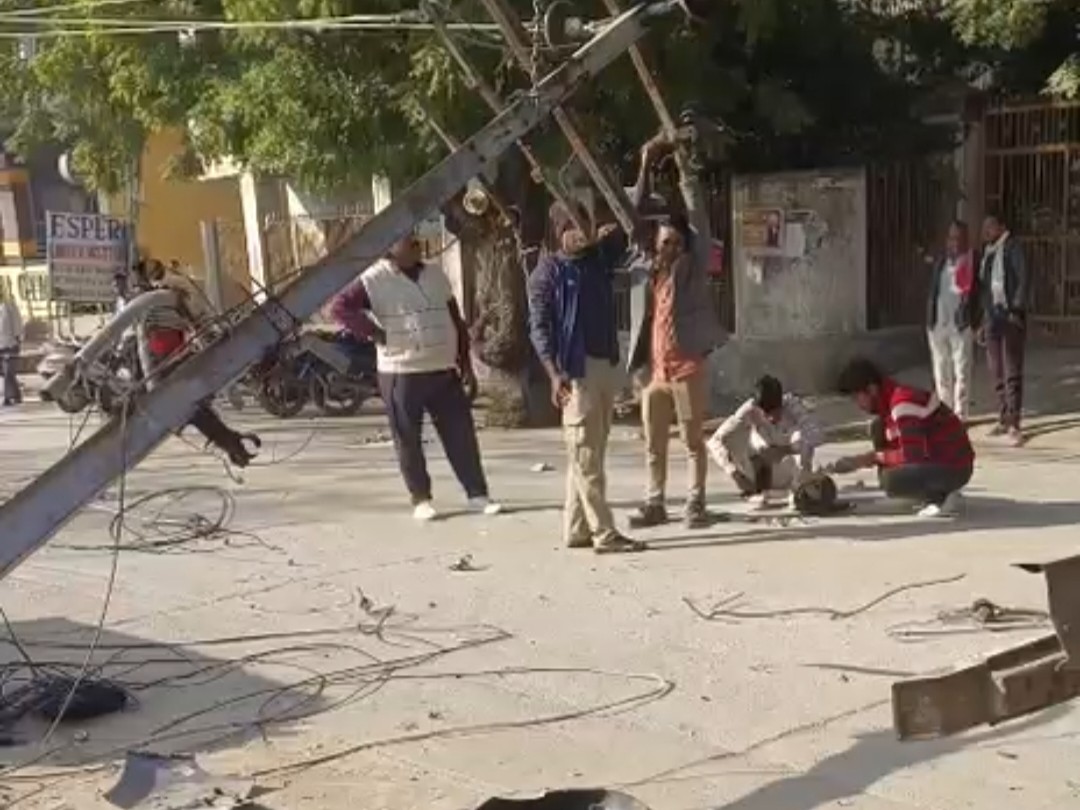 Electric pole broken due to car collision churu Rajasthan | कार की ...