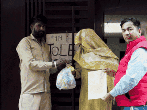 चंडीगढ़ में महिला को सार्वजनिक तौर पर शर्मिंदा करने वाले इन कर्मचारियों को सस्पेंड करने की मांग उठी है।