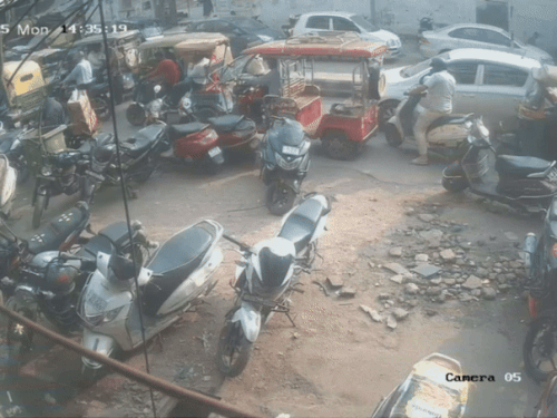 10 नवंबर को ब्लास्ट से पहले दोपहर को दिल्ली के अरुणा आसिफ अली रोड पर जाती i20 कार।