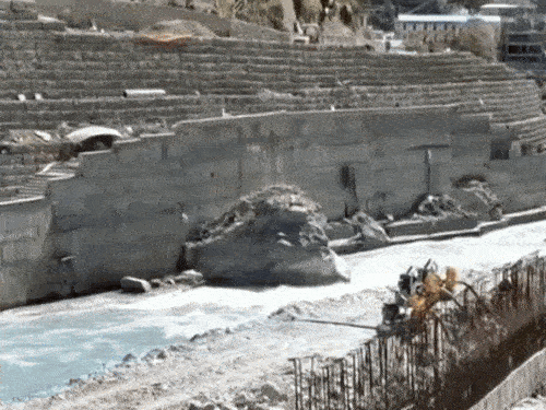 रिवर फ्रंट में निर्माण कार्य तेजी के साथ किया जा रहा है।