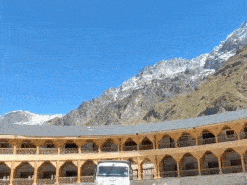 पूरे मंदिर परिसर को एक नया रूप देने के लिए काम तेजी से किया जा रहा है।