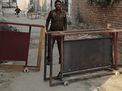 कॉलोनी में अभी भी पुलिस तैनात है।