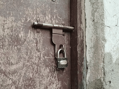 जांच एजेंसियों ने कमरे को लॉक कर रखा है।