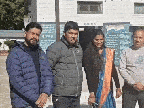 इंटर कॉलेज सुरईखेत बिठोली में साथी टीचर्स ने जताई खुशी।