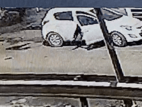 एटीएम के बाहर कार से उतर कर मास्क लगाता डॉ. उमर।