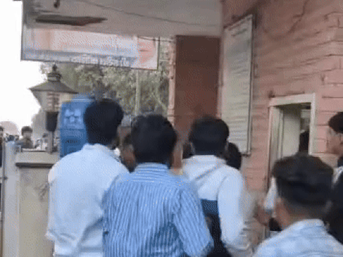 गार्ड रूम में भिड़ते युवक और सुरक्षा कर्मचारी।