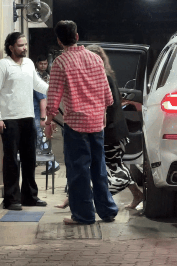 सोनाक्षी सिन्हा पति जहीर इकबाल के साथ इस सेलिब्रेशन का हिस्सा बनी हैं।