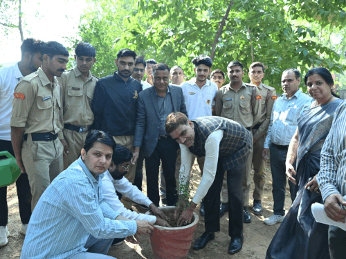 ज़िला कलेक्टर अरुण गर्ग ने कहा- औषधीय ज्ञान को भावी पीढ़ी के लिए प्रभावी बनाना समय की मांग