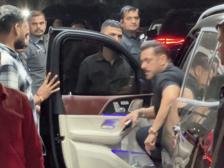 पेरेंट्स की सालगिरह में सलमान खान ने ऑल ब्लैक लुक अपनाया है।