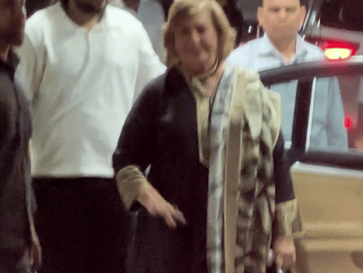 सलीम खान की पहली पत्नी हेलेन भी इस जश्न का हिस्सा बनीं।