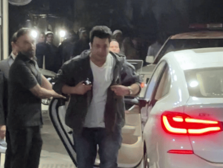 एक्टर वरुण शर्मा भी सलीम खान की एनिवर्सरी के जश्न में शामिल हुए हैं।