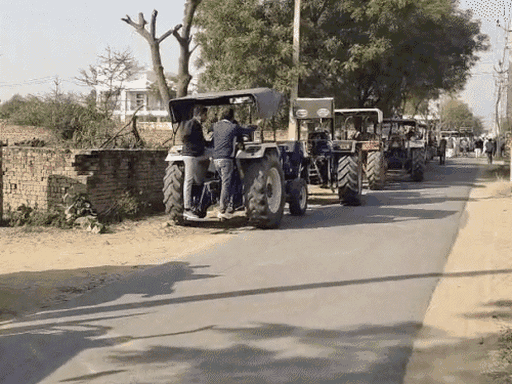 कल चूरू से किसानों ने सांसद राहुल कसवां के नेतृत्व में ट्रैक्टर रैली निकाली, इसमें कई नेता शामिल रहे।
