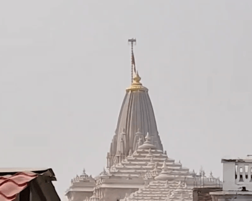 18 नवंबर को राम मंदिर के शिखर पर ध्वजा फहराने का ट्रायल किया गया।