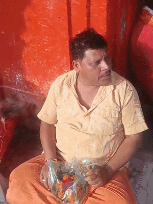 यह तस्वीर पहली शादी के दौरान मंदिर में रस्म की है।