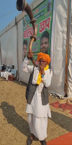 मुजफ्फरनगर में बिगुल बजाकर खाप पंचायत की शुरुआत की गई।