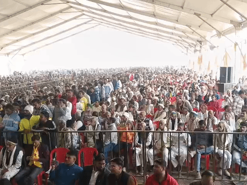 खाप पंचायत में कई जिलों से किसान आए। पूरा पंडाल लोगों से भर गया।