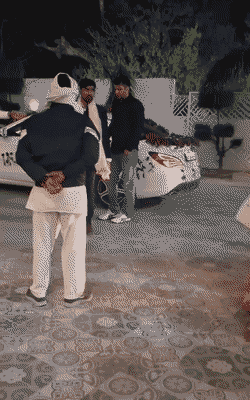 मर्सिडीज कार से दूल्हा बने साहिल गेस्ट हाउस पहुंचे। उन्होंने पैर छूकर बड़ों आशिर्वाद लिया।